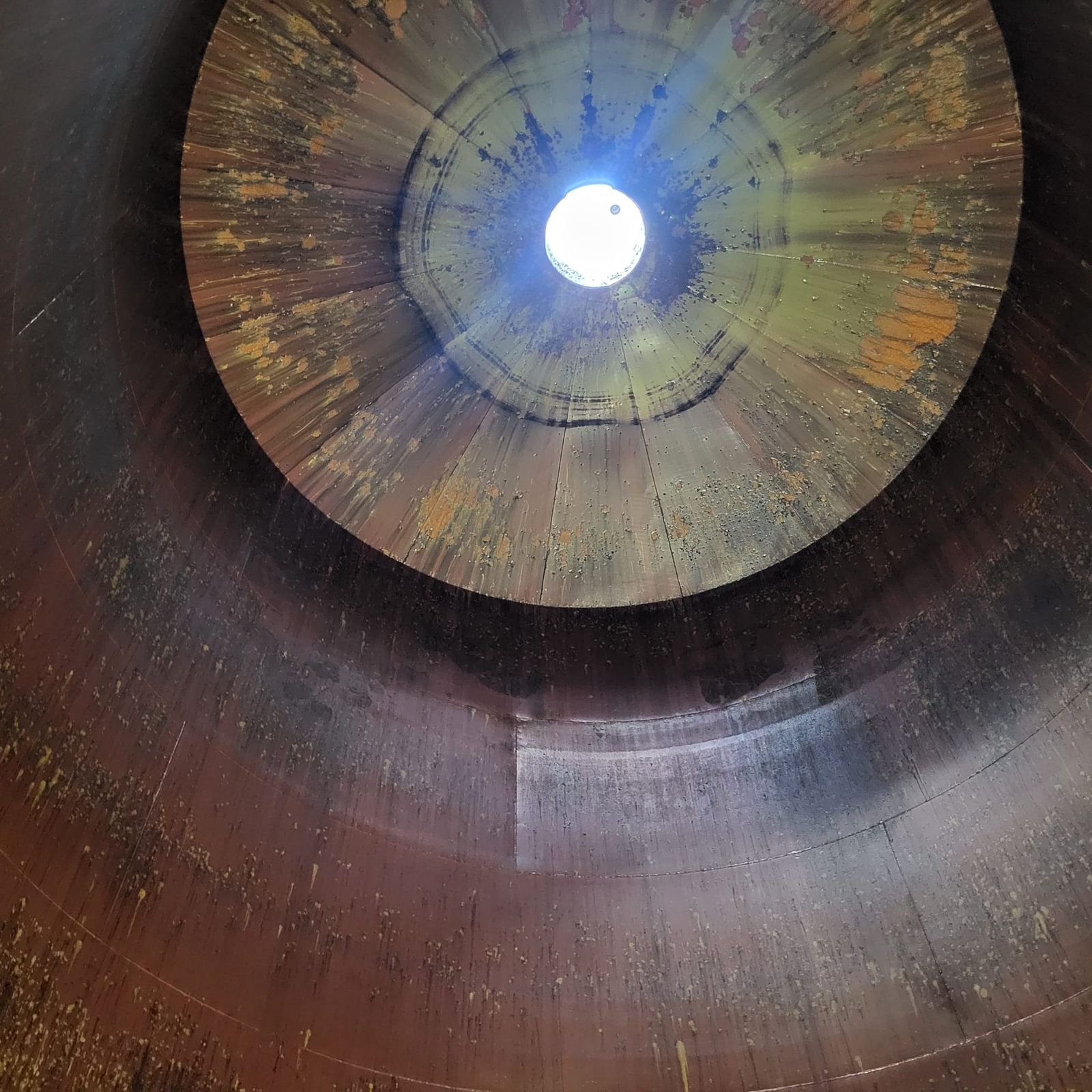 Verniciatura silos in ferro per cantina - Prima